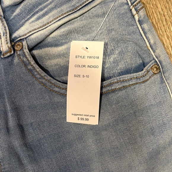 High-Rise Wide-Leg Jeans in Light Blue Wash - Picture 3 of 6